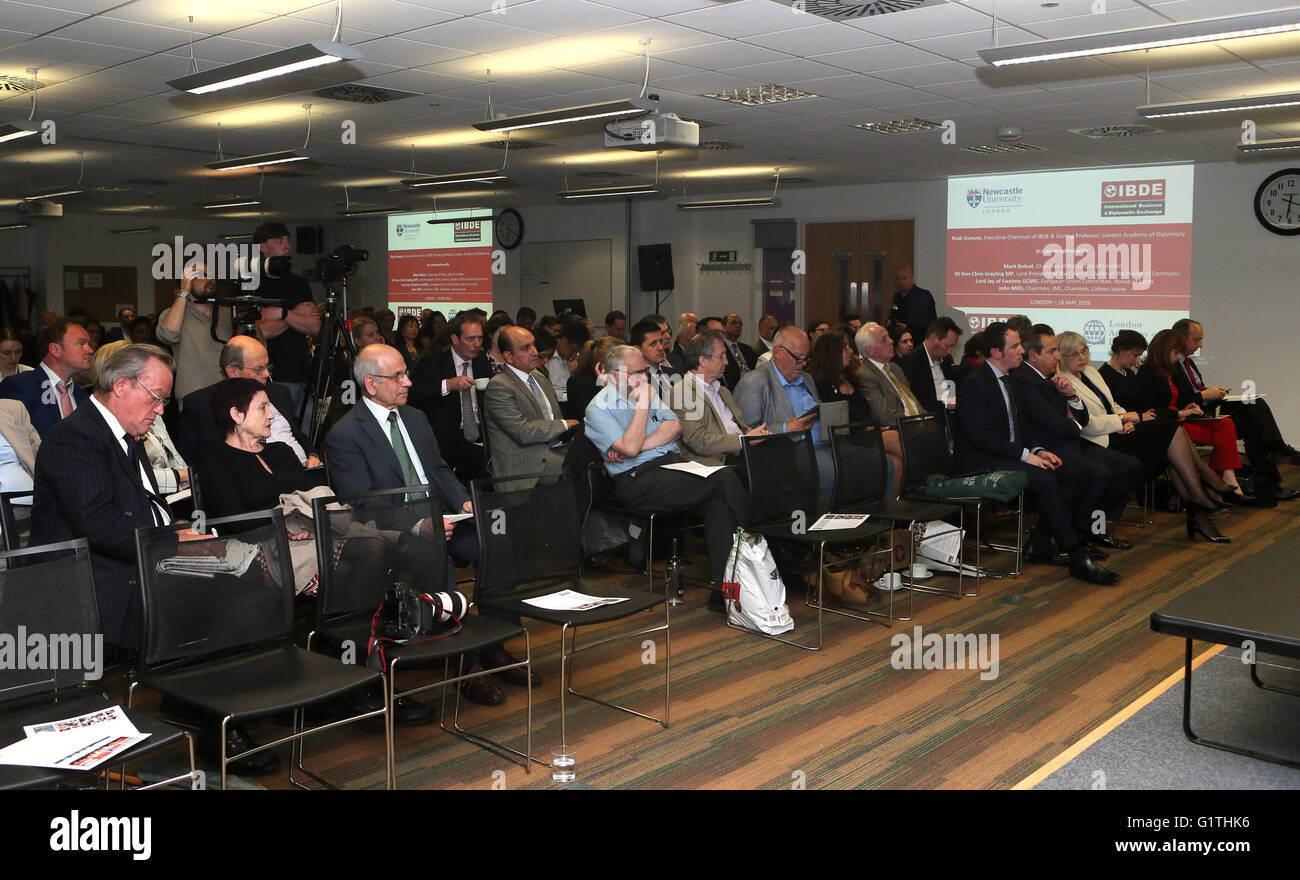 Londra, Regno Unito. 18 Maggio, 2016. Un dibattito sul referendum dell'UE è tenuto presso la London Academy di diplomazia della Newcastle University di Londra il 18 maggio 2016. © Han Yan/Xinhua/Alamy Live News Foto Stock