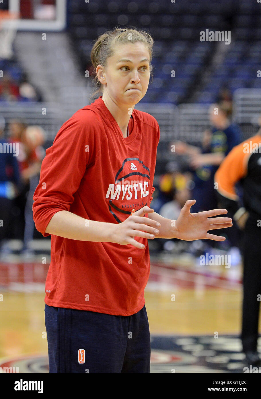 Washington, DC, Stati Uniti d'America. 18 Maggio, 2016. 20160518 - Washington Mystics center EMMA MEESSEMAN (33), dal Belgio, si riscalda prima della WNBA partita contro Dallas Ali al Verizon Center di Washington. © Chuck Myers/ZUMA filo/Alamy Live News Foto Stock