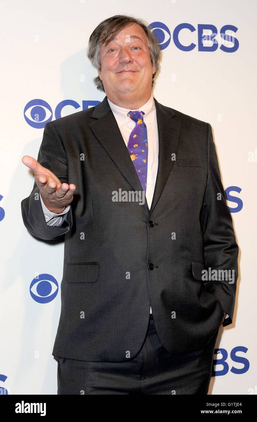 New York, NY, STATI UNITI D'AMERICA. 18 Maggio, 2016. Stephen Fry presso gli arrivi per CBS Upfronts 2016, l'Oak Room di New York, NY Maggio 18, 2016. Credito: Kristin Callahan/Everett raccolta/Alamy Live News Foto Stock