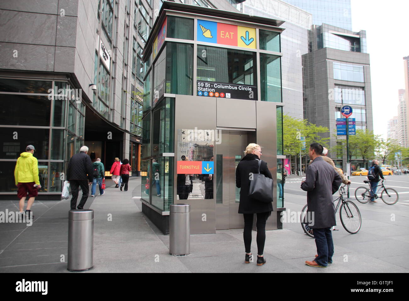 Un ascensore per la sala da pranzo "Volta stile' in New York stazione della metropolitana '59 St-Columbus Circle", come si vede il 04 maggio 2016. Se le ciambelle, frullati, panini o caffè e se la colazione, il pranzo o la cena - tutti di che è recentemente diventata disponibile in metropolitana sala da pranzo nella metropolitana di New York. Foto: Christina Horsten/dpa Foto Stock