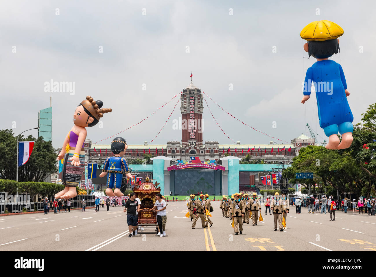 Grande umana palloncini sagomati galleggiare sopra Ketagalan Boulevard di fronte alla carica presidenziale in Taipei, Taiwan, durante le prove il giorno prima presidenziali inaugurazione Venerdì, 20 maggio 2016, quando Tsai Ing-wen del Partito Progressista Democratico, ha assunto il paese della Presidenza come il primo presidente donna nella storia del paese. Foto Stock