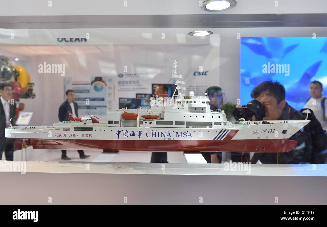 Pechino, Cina. 19 Maggio, 2016. Visitatori guardare a un modello di una Cina marine imbarcazione di pattuglia al XIX China Beijing International high-tech Expo, a Pechino, capitale della Cina, 19 maggio 2016. Credito: Li Wen/Xinhua/Alamy Live News Foto Stock