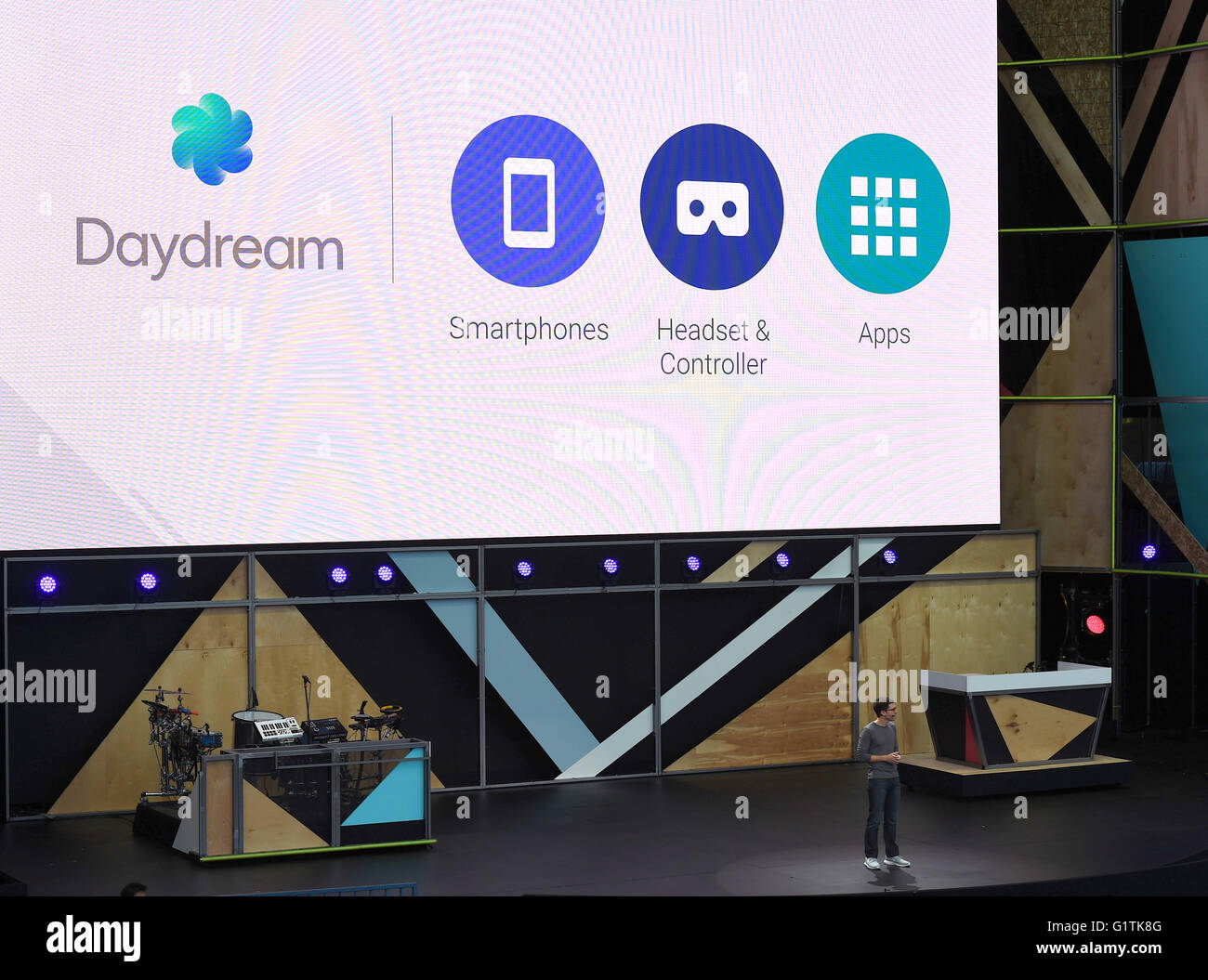 Mountain View, California, USA. 18 Maggio, 2016. Google manager Bavor argilla presenta la piattaforma Daydream progettato per la visualizzazione di realtà virtuale contenuto in Google Developer Conference di I/O in Mountain View, California, USA, 18 maggio 2016. Questo anno la manifestazione annuale è mantenuto su un open-air di scena il prossimo alla sede centrale dell'azienda di tecnologia. Credito: dpa picture alliance/Alamy Live News Foto Stock
