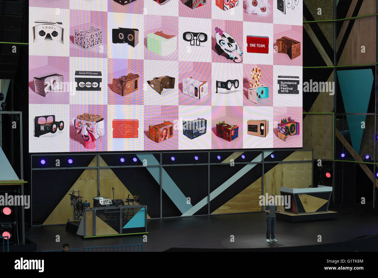 Mountain View, California, USA. 18 Maggio, 2016. Google manager Bavor argilla presenta la piattaforma Daydream progettato per la visualizzazione di realtà virtuale contenuto in Google Developer Conference di I/O in Mountain View, California, USA, 18 maggio 2016. Questo anno la manifestazione annuale è mantenuto su un open-air di scena il prossimo alla sede centrale dell'azienda di tecnologia. Credito: dpa picture alliance/Alamy Live News Foto Stock