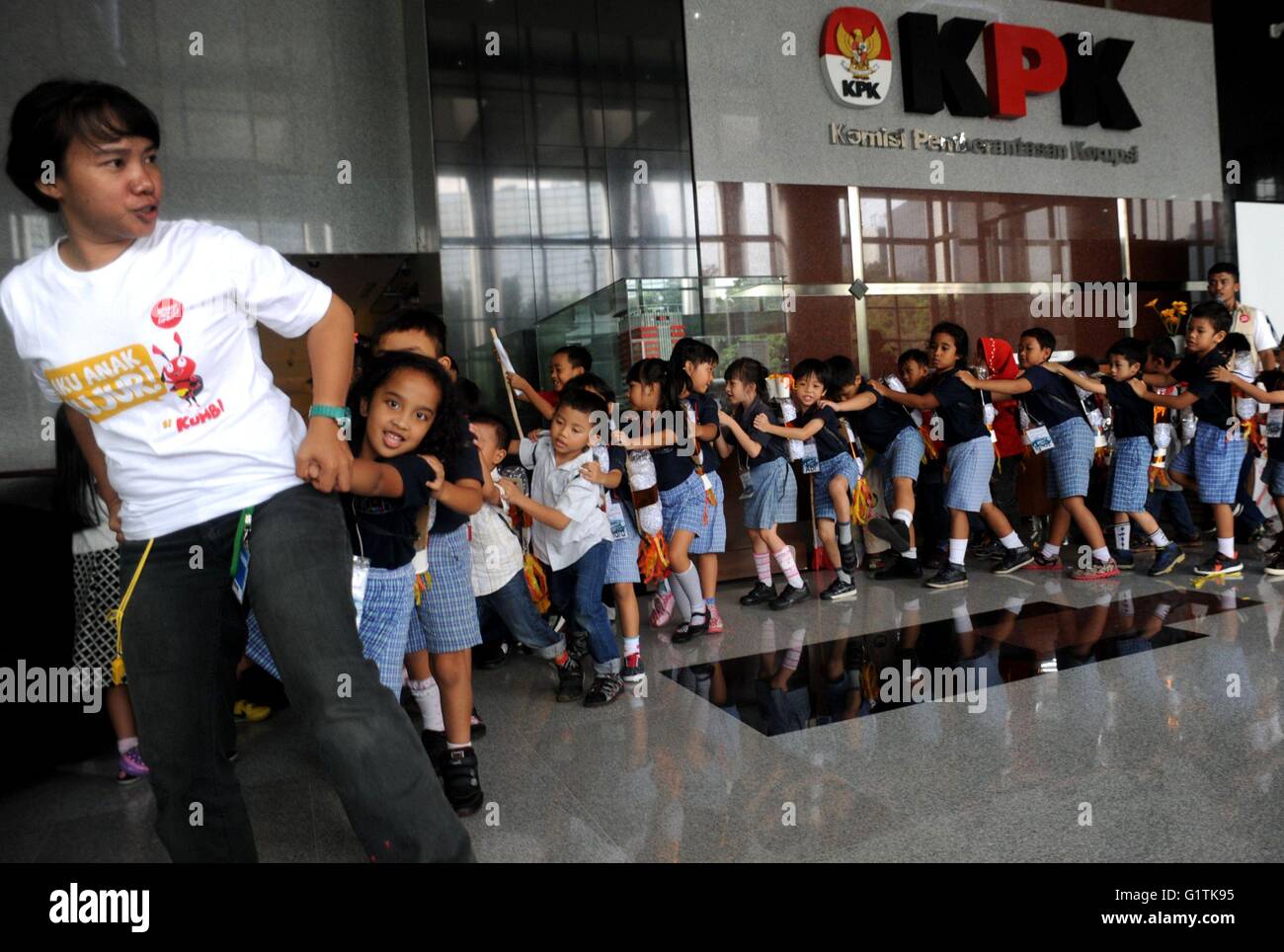 Jakarta, Indonesia. 19 Maggio, 2016. Indonesian gli studenti della scuola elementare di partecipare a un gioco con le mani su ogni altro spalle come un simbolo per la lotta contro la corruzione insieme durante un anti-corruzione education program in Indonesia di sradicamento della corruzione commissione (KPK) in Jakarta, Indonesia, 19 maggio 2016. Anti-corruzione educazione è basata sulla convinzione che è una parte essenziale della lotta contro la corruzione. Applicazione della legge come un processo curativo dovrebbe essere condotta in parallelo con misure preventive e le azioni di conservante. © Agung Kuncahya B./Xinhua/Alamy Live News Foto Stock