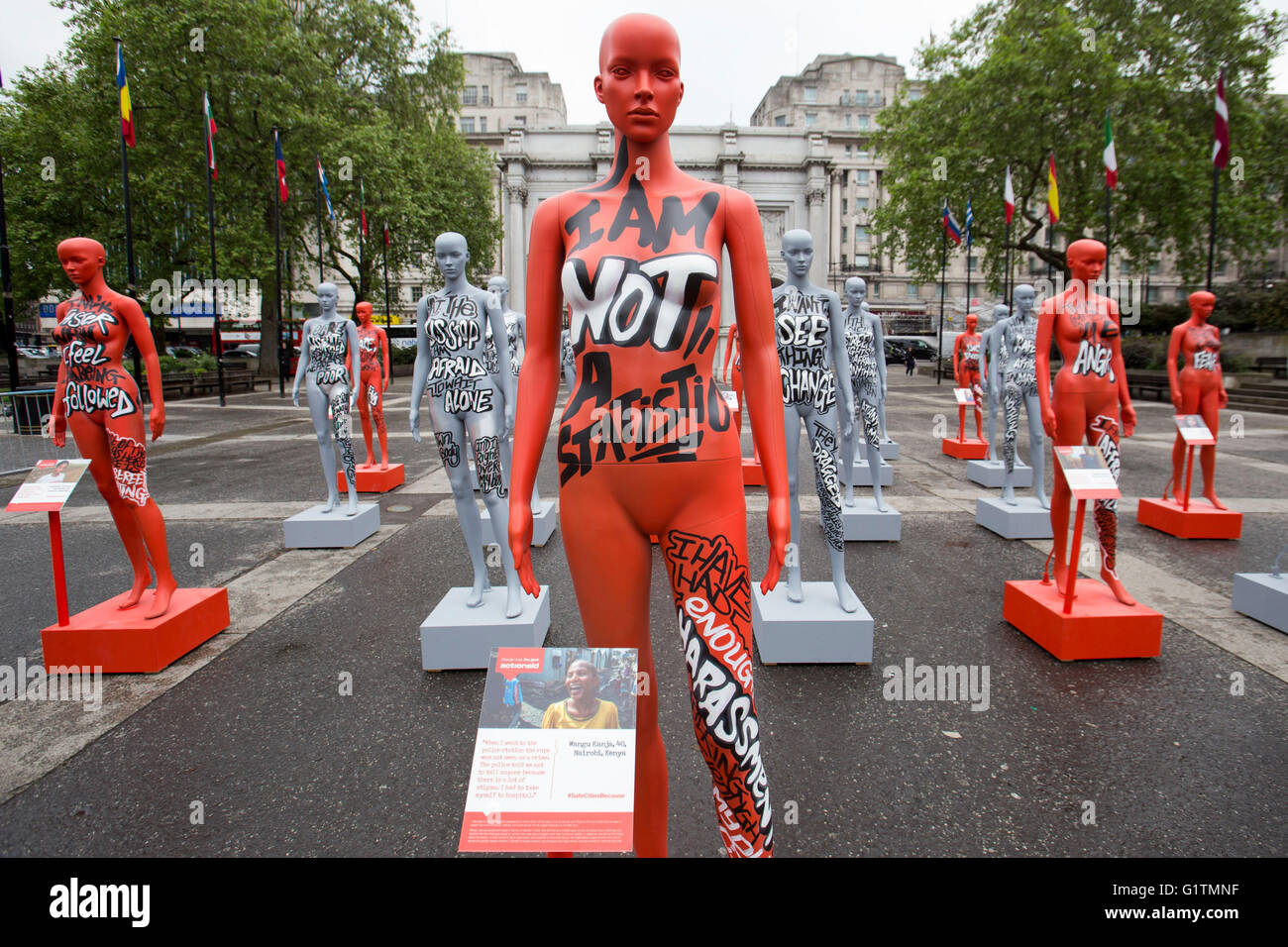 Londra, Regno Unito. 19 Maggio, 2016. Azione di aiuto internazionale città sicura per le donne al giorno a Marble Arch, con una mostra interattiva con un gruppo di trenta manichini il 19 maggio 2016 a Londra, Regno Unito. Un terzo dei manichini presenti nell'installazione sarà contrassegnato in rosso, per rappresentare l'uno in tre donne che sperimentano la violenza nella loro vita. Ma dietro ogni statistica è una donna reale e su ciascun manichino sono citazioni da donne in tutto il mondo a raccontare le loro storie. Credito: Adam Murphy/Alamy Live News Foto Stock