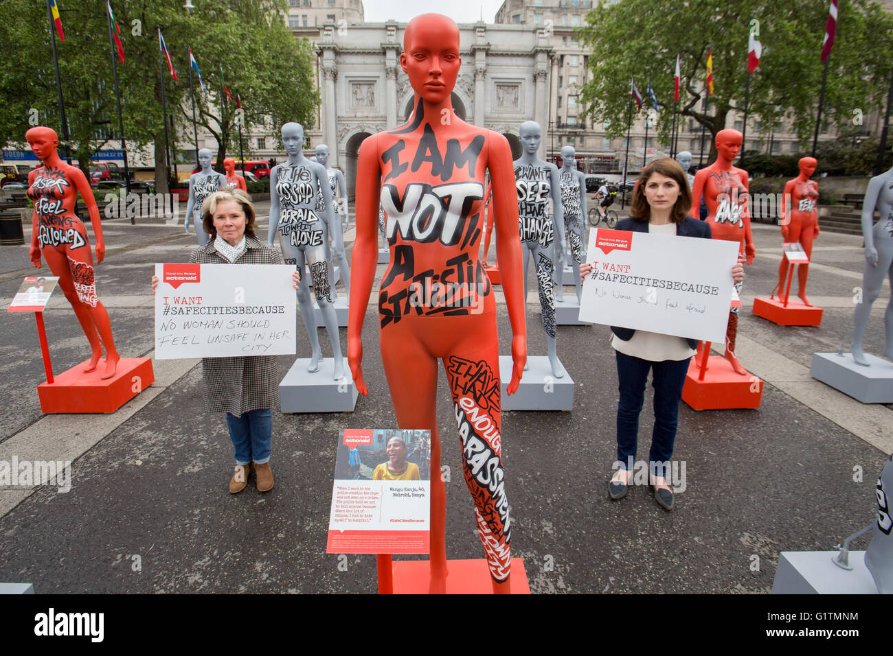 Londra, Regno Unito. 19 Maggio, 2016. Attrici Imelda Staunton e Jodie Whittaker azione di lancio dell aiuto internazionale città sicura per le donne al giorno a Marble Arch, con una mostra interattiva con un gruppo di trenta manichini il 19 maggio 2016 a Londra, Regno Unito. Un terzo dei manichini presenti nell'installazione sarà contrassegnato in rosso, per rappresentare l'uno in tre donne che sperimentano la violenza nella loro vita. Ma dietro ogni statistica è una donna reale e su ciascun manichino sono citazioni da donne in tutto il mondo a raccontare le loro storie. Credito: Adam Murphy/Alamy Live News Foto Stock