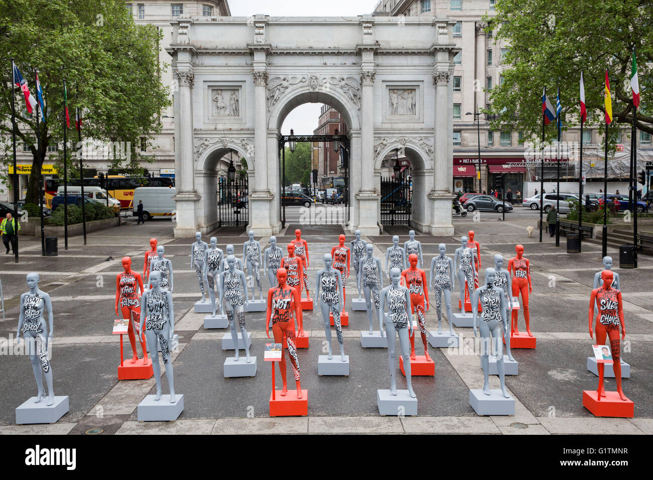 Londra, Regno Unito. 19 Maggio, 2016. Azione di aiuto internazionale città sicura per le donne al giorno a Marble Arch, con una mostra interattiva con un gruppo di trenta manichini il 19 maggio 2016 a Londra, Regno Unito. Un terzo dei manichini presenti nell'installazione sarà contrassegnato in rosso, per rappresentare l'uno in tre donne che sperimentano la violenza nella loro vita. Ma dietro ogni statistica è una donna reale e su ciascun manichino sono citazioni da donne in tutto il mondo a raccontare le loro storie. Credito: Adam Murphy/Alamy Live News Foto Stock