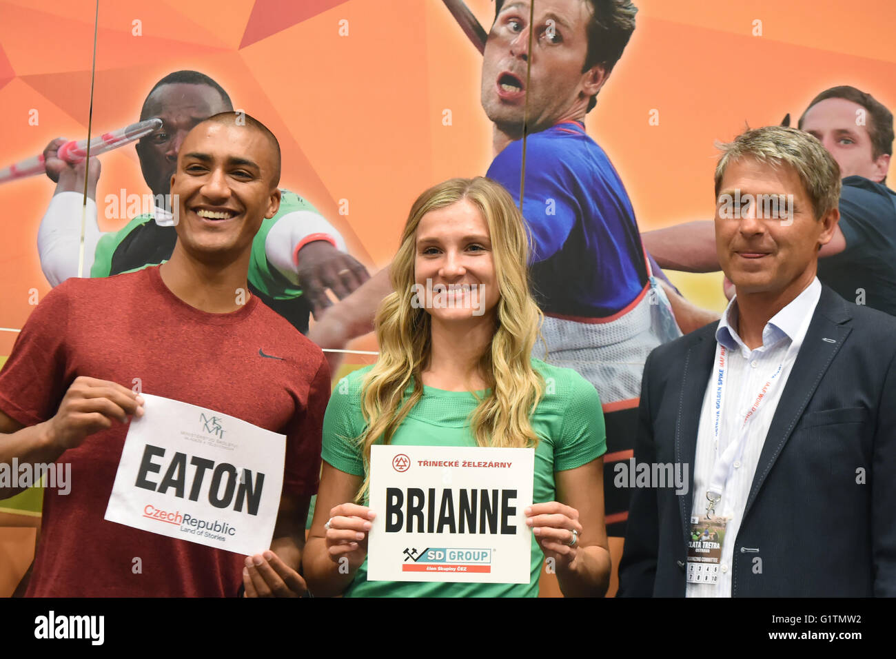 Ostrava, Repubblica Ceca. 19 Maggio, 2016. Ashton Eaton (sinistra), il decathlon campione olimpionico e da record del mondo è titolare di più come il terzo miglior CENTOMETRISTA A OSTACOLI o lungo il ponticello e sua moglie eptathlon mondo medaglia d'argento Theisen-Eaton (centro) e IAAF World Challenge Ostrava Golden Spike athletic meeting Director e ex Repubblica Ceca del javelin thrower Jan Zelezny (destra) parlare durante la conferenza stampa a Ostrava, Repubblica ceca, 19 maggio 2016. Credito: Jaroslav Ozana/CTK foto/Alamy Live News Foto Stock