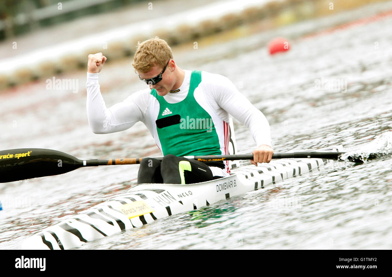 Duisburg, Germania. 19 Maggio, 2016. Bence Dombvari di Ungheria celebra vincere l'uomo K1 1.000 metri di gara in canoa europea qualificazioni olimpico a Duisburg in Germania, 19 maggio 2016. Foto: ROLAND WEIHRAUCH/dpa/Alamy Live News Foto Stock