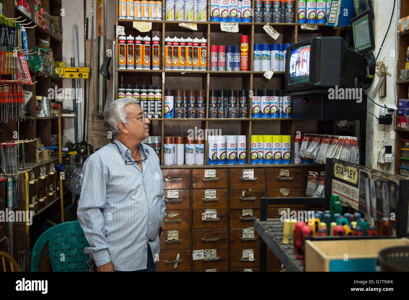 Il Cairo, Egitto. 19 Maggio, 2016. Un egiziano uomo Orologi TV notizie circa la mancanza del volo EgyptAir MS804 trasportare 66 persone al Cairo, capitale dell Egitto, 19 maggio 2016. Credito: Meng Tao/Xinhua/Alamy Live News Foto Stock