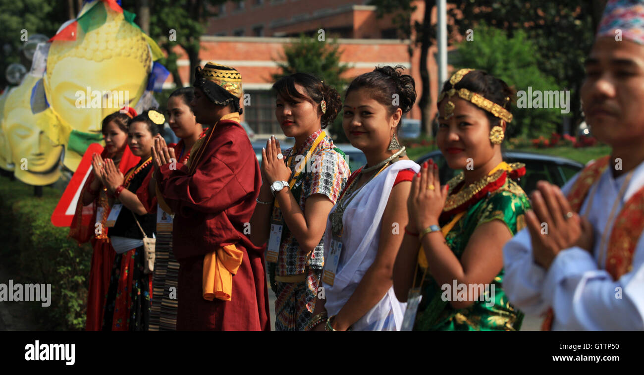 Kathmandu, Nepal. 19 Maggio, 2016. Popolo nepalese in attires tradizionale benvenuto ai visitatori durante la sessione inaugurale del 2,560th Buddha Jayanti celebrazione internazionale e Conferenza buddista a Kathmandu, Nepal, 19 maggio 2016. Inaugurando il convegno internazionale organizzato dal governo nepalese, Primo Ministro KP Sharma Oli ha detto che la conferenza viene organizzata per diffondere il messaggio al mondo che il Signore Buddha era nato in Nepal. Credito: Sunil Sharma/Xinhua/Alamy Live News Foto Stock