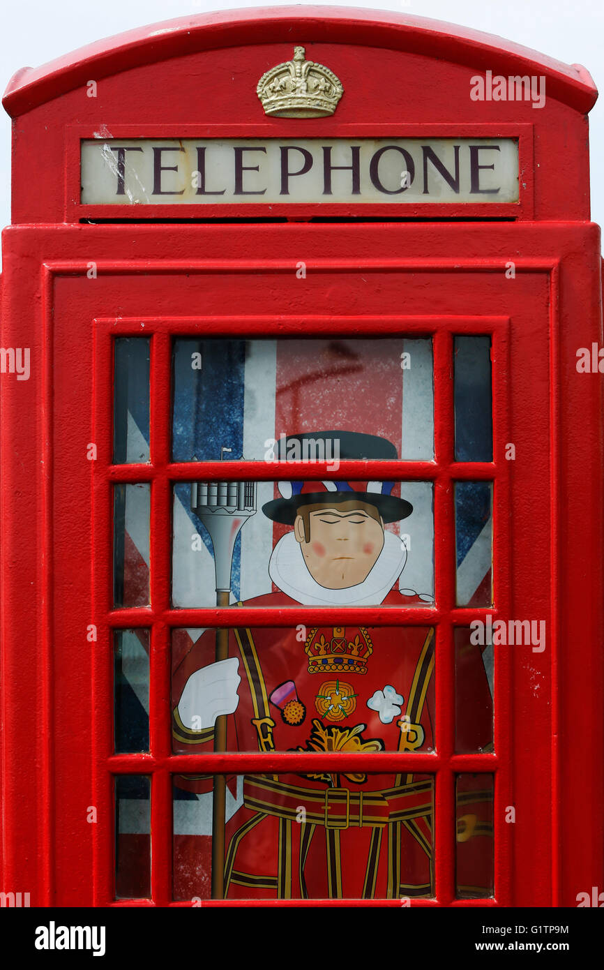 Brighton, Regno Unito. 19 Maggio, 2016. Una foto di un yeoman della guardia / beefeater e bandiera europea sorge all'interno di un telefono tradizionale box convertito in un pop-up shop in Brighton, Regno Unito Giovedì 19 Maggio, 2016. La BBC ha riferito ' ex sindaco di New York Michael Bloomberg dice Brexit voto il 23 giugno potrebbe lasciare il Regno Unito " svantaggiati "... Lasciare gli attivisti ha detto che la UE ha contribuito a "grandi imprese e di gatti grassi" ma non "lavoro per il popolo britannico'. © Luca MacGregor/Alamy Live News Foto Stock