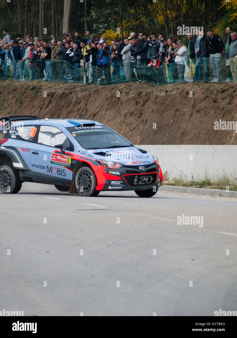 Di Baltar, in Portogallo. Il 19 maggio 2016. Autista Kevin Abbring (NLD) e co-pilota Sebastian Marshall (GBR) in Hyundai i20 WRC (vettura numero 10) dal team Hyundai Motorsport N durante la WRC Vodafone Rally de Portugal 2016 Shakedown Credito: Daniel Amado/Alamy Live News Foto Stock