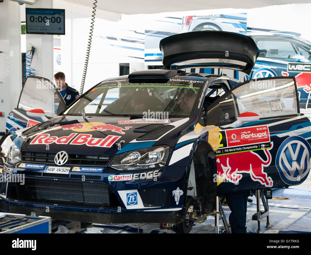 Oporto, Portogallo. Il 19 maggio 2016. Volskwagen Team Motorsport lavorando su Volkswagen Polo R WRC dopo WRC Vodafone Rally de Portugal 2016 Shakedown a Baltar e prima del 1° stadio Credito: Daniel Amado/Alamy Live News Foto Stock