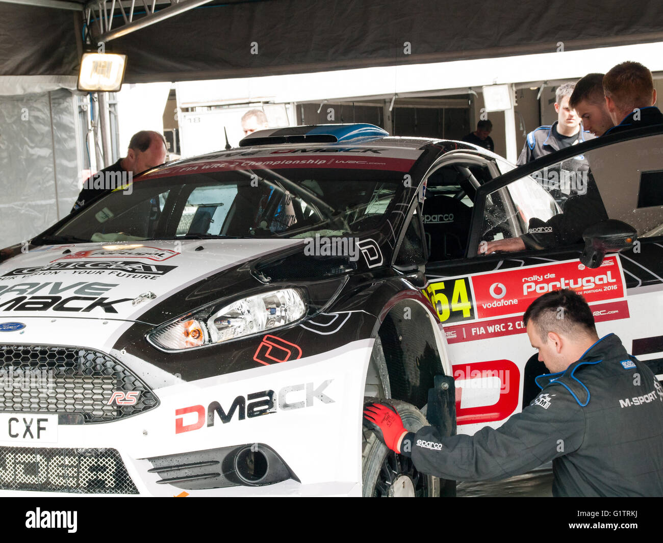 Oporto, Portogallo. Il 19 maggio 2016. Drive Team Trofeo DMACK Team che lavora su Sander (EST) Ford Fiesta R5 dopo WRC Vodafone Rally de Portugal 2016 Shakedown a Baltar e prima del 1° stadio Credito: Daniel Amado/Alamy Live News Foto Stock