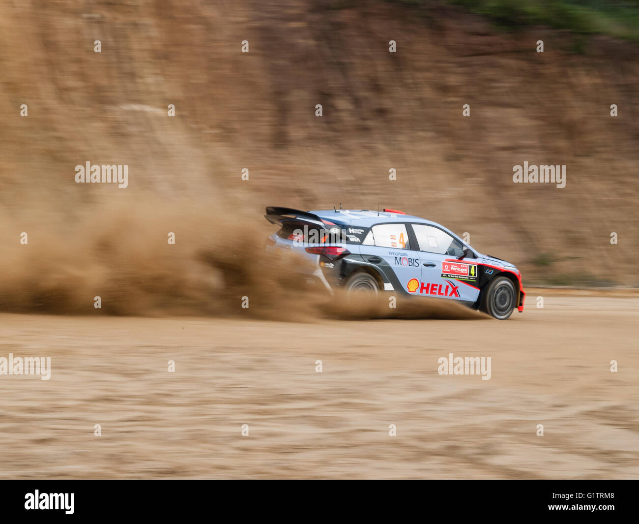 Di Baltar, in Portogallo. Il 19 maggio 2016. Driver Dani Sordo (ESP) e co-driver Marc Marti (ESP) in Hyundai i20 WRC (la vettura numero 4) dal team Hyundai Motorsport durante la WRC Vodafone Rally de Portugal 2016 Shakedown Credito: Daniel Amado/Alamy Live News Foto Stock