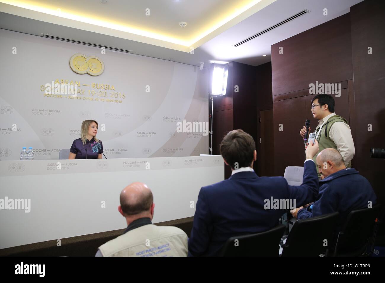 Sochi, Russia. 19 Maggio, 2016. Ministero russo degli Affari Esteri portavoce Maria Zakharova ascolta come un giornalista con Xinhua News Agency pone domande nel corso di una conferenza stampa a Sochi, Russia, 19 maggio 2016. Ministero russo degli Affari Esteri il giovedì ha ribadito che il paese aderisce alla politica di "una sola Cina". © Bai Xueqi/Xinhua/Alamy Live News Foto Stock