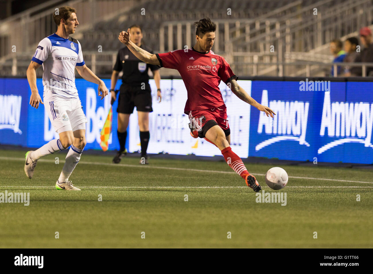 18 maggio 2016: Ottawa Fury FC defender Fernando (Timbo) Sanfelice (77) in azione durante la Amway campionato canadese di quarti di finale di partita tra FC Edmonton e a Ottawa Fury FC a TD Place Stadium di Ottawa, ON, Canada Daniel Lea/CSM Foto Stock