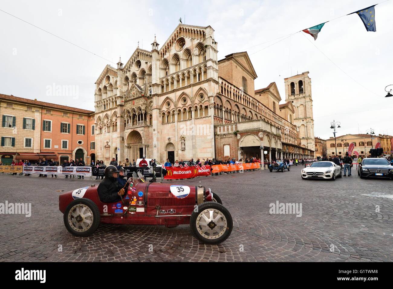 Ferrara, Italia. 19 Maggio, 2016. Un rosso Bugatti T37A, costruito nel 1927, prende parte alla Mille Miglia auto classica gara davanti al Duomo di Ferrara e del castello. Roberto Cerruti/Alamy Live News Foto Stock