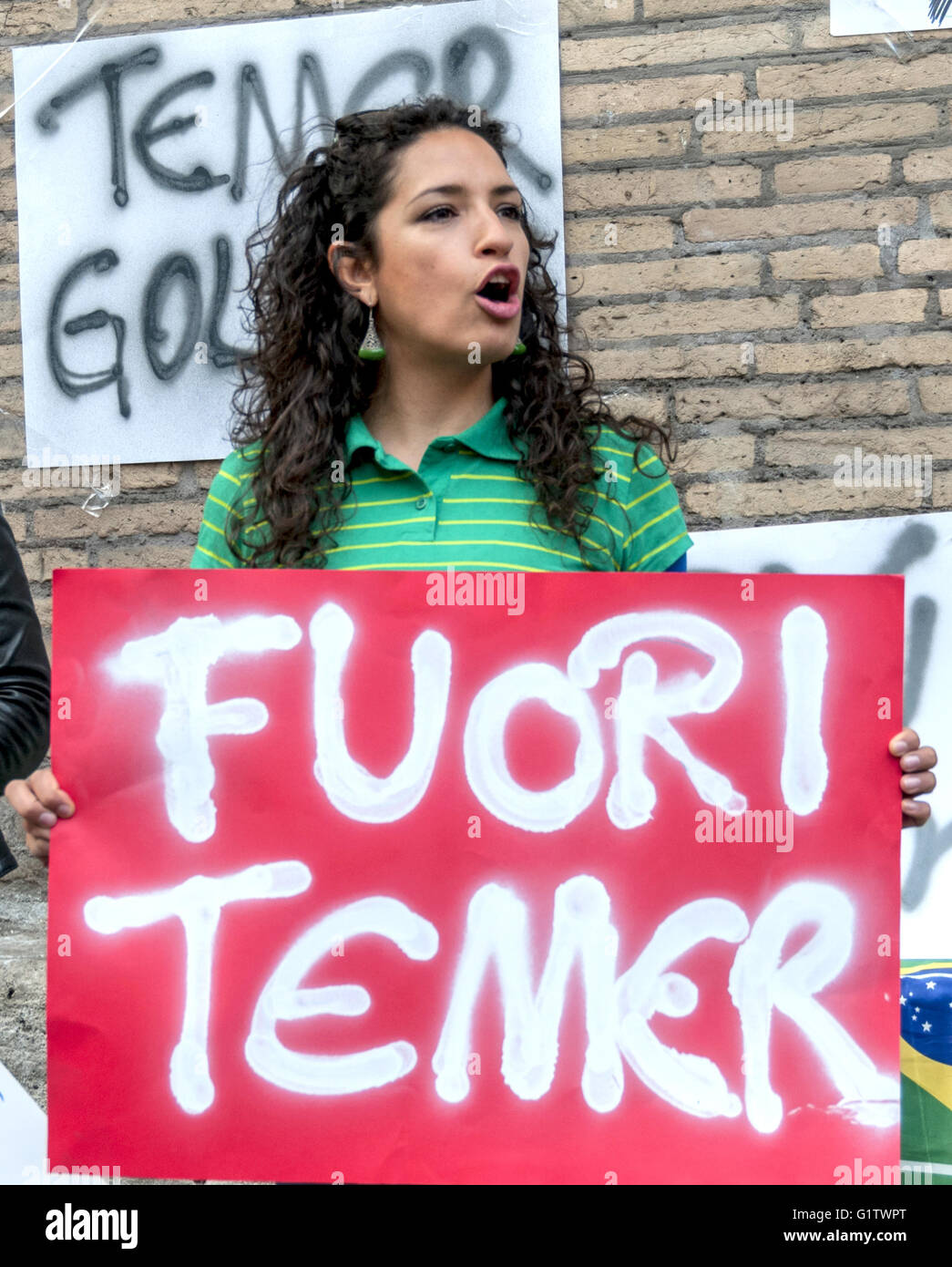 Roma, Italia. 19 Maggio, 2016. Dimostrazione "contro il colpo di stato in Brasile" dai brasiliani che vivono a Roma. "Andiamo giù per le strade perché questo colpo di Stato non rispetta la direzione in cui il Brasile ha scelto di andare nelle ultime elezioni,' ha detto che i manifestanti. La manifestazione ha inoltre aderito al Partito della sinistra europea comunista ri-fondazione. © Patrizia Cortellessa/Pacific Press/Alamy Live News Foto Stock