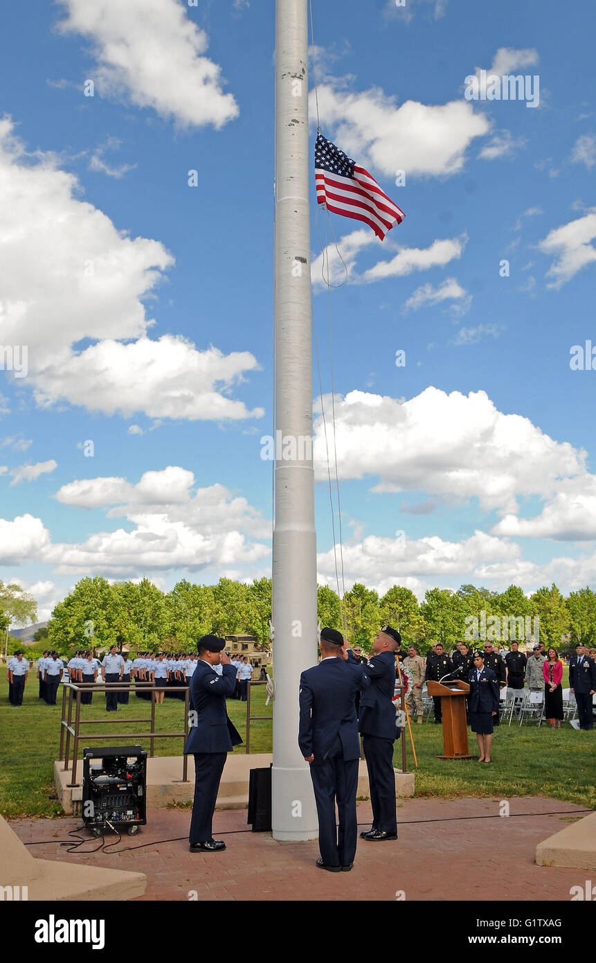 Albuquerque, NM, Stati Uniti d'America. 19 Maggio, 2016. Da sinistra a destra- aviatori di prima classe Marasigan Neil, Daniel Brockbank e Giordania Reed abbassare la bandiera americana durante il memoriale di ritiro per gli ufficiali caduti del USAF speciale Ufficio di indagine e delle forze di sicurezza ufficiali che sono caduti durante la guerra globale al terrorismo nonché le forze di polizia locali. Giovedì, 19 maggio 2016. © Jim Thompson/Albuquerque ufficiale/ZUMA filo/Alamy Live News Foto Stock