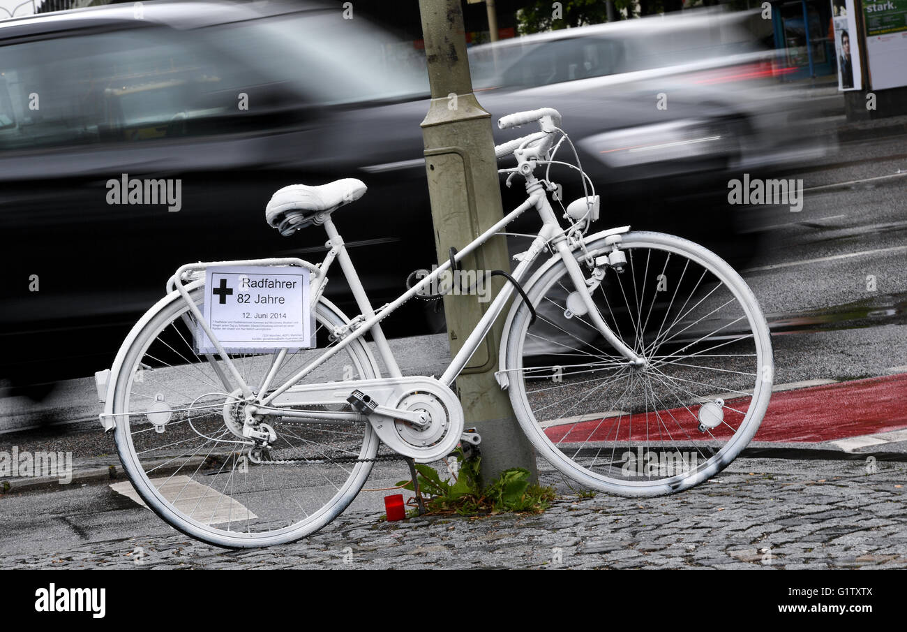 Monaco di Baviera, Germania. 19 Maggio, 2016. Un cosiddetto 'ghost moto' scritto con "ciclista - 82 anni - 12 Giugno 2014' sorge in corrispondenza di una intersezione a Monaco di Baviera, Germania, il 19 maggio 2016. Con cinque biciclette Bianchi, il Generale Club tedesco biciclette (ADFC) di Monaco di Baviera commemora ciclisti muoiono in incidenti stradali. Foto: SVEN HOPPE/dpa/Alamy Live News Foto Stock