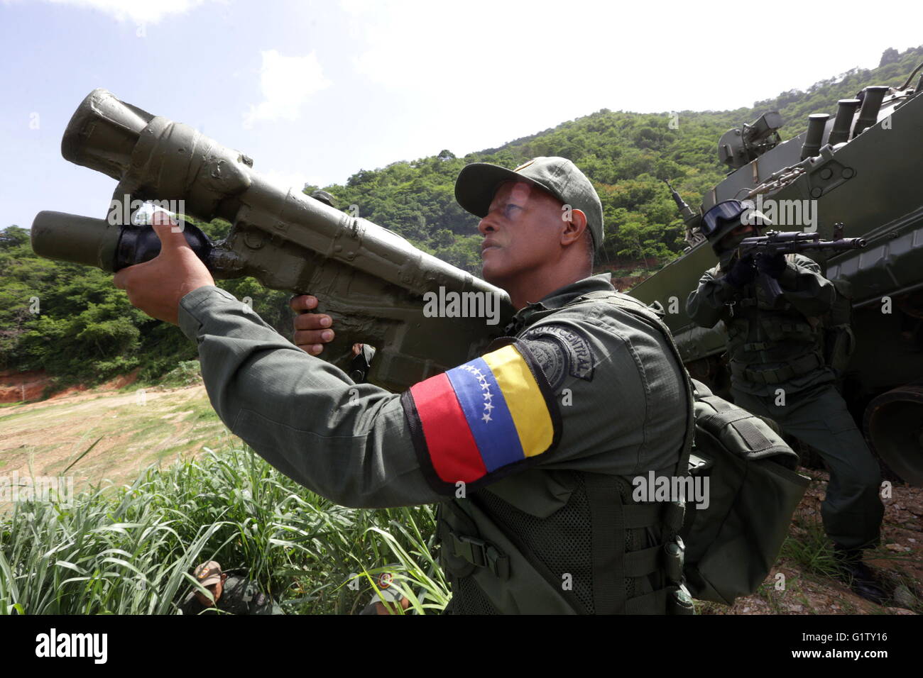 Caracas, Venezuela. 19 Maggio, 2016. Un soldato prende parte a una sessione di formazione durante il venezuelano Ministro della difesa Vladimir Padrino nel controllo dell'311 meccanizzata del battaglione di fanteria 'Simon Bolivar' nell'Tiuna Fort, Caracas, la capitale del Venezuela, il 19 maggio 2016. Venezuela bolivariano di forze armate nazionali (FANB) terranno esercitazioni militari durante i prossimi due giorni. Credito: Zurimar Campos/AVN/Xinhua/Alamy Live News Foto Stock