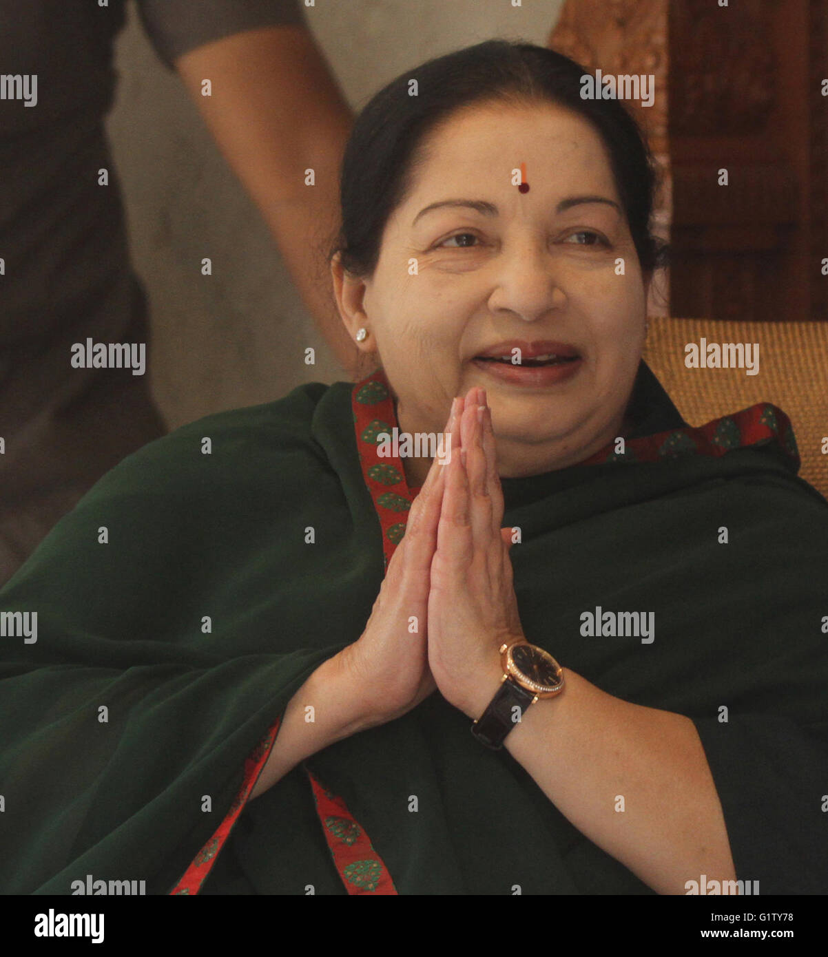 (160520) -- CHENNAI, 20 maggio 2016 (Xinhua) -- Tutti India Anna Dravida Munnetra Kazhagam (AIADMK) leader del partito Jayaram Jayalitha parla ai media presso la sua residenza a Chennai, capitale del sud lo stato indiano del Tamil Nadu, 19 maggio 2016. AIADMK ha vinto il gruppo elezione per la sesta volta il giovedì. (Xinhua/Stringer)(zhf) Foto Stock