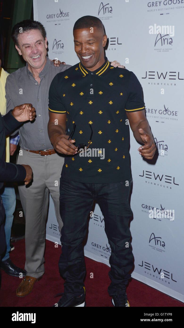 Las Vegas, Nevada, USA. 19 Maggio, 2016. Attore/musicista Jamie Foxx e Louisville Cardinali Mens' coach di pallacanestro Rick Pitino assistere alla serata di apertura del gioiello Nightclub il 19 maggio 2016, al Aria Resort & Casino di Las Vegas, Nevada. Credito: Marcel Thomas/ZUMA filo/Alamy Live News Foto Stock