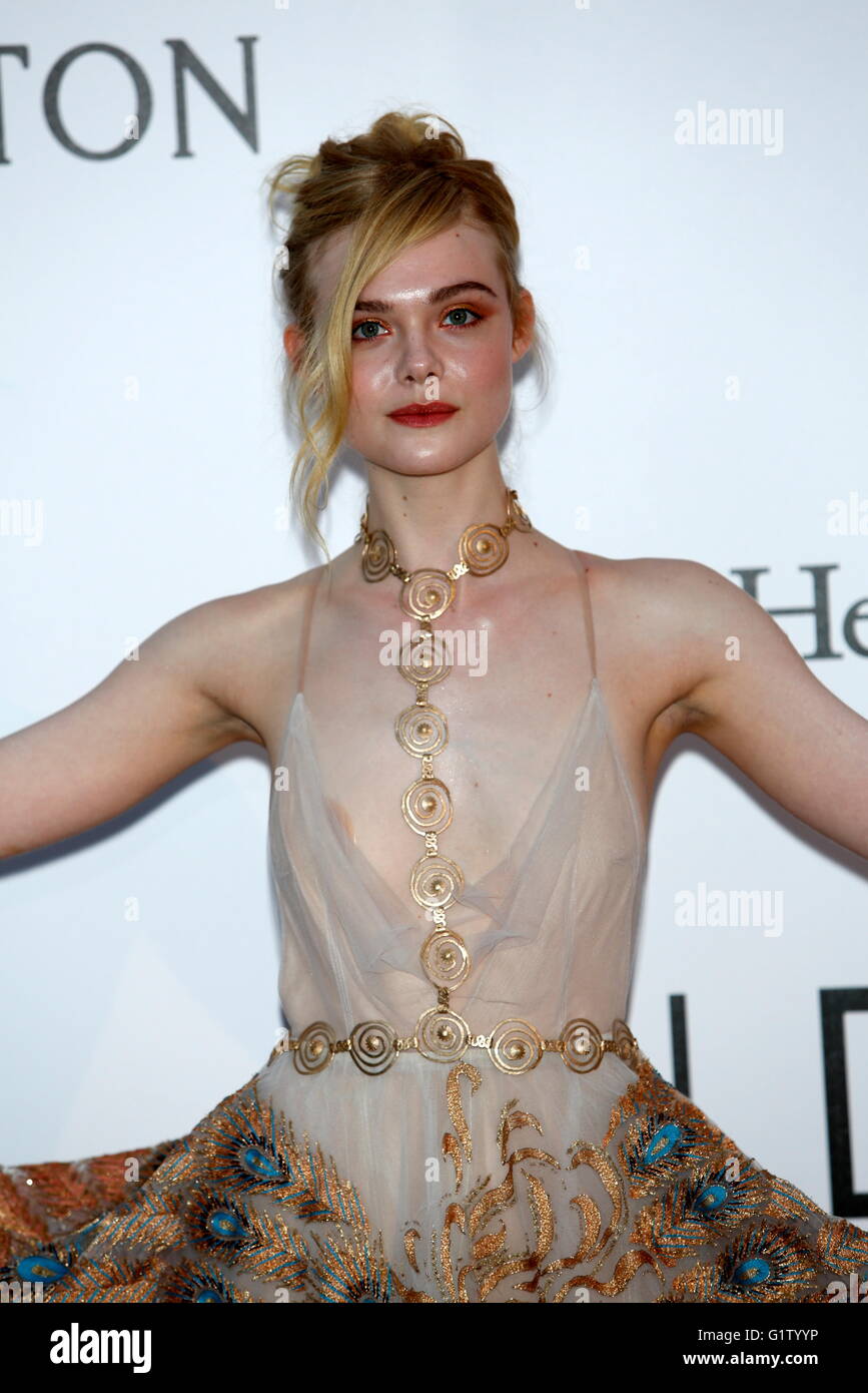 Elle Fanning assiste amfAR Cinema against Aids Gala durante la sessantanovesima annuale di Cannes Film Festival a Hotel du Cap-Eden-Roc di Antibes, in Francia, il 19 maggio 2016. Foto: Hubert Boesl Foto Stock