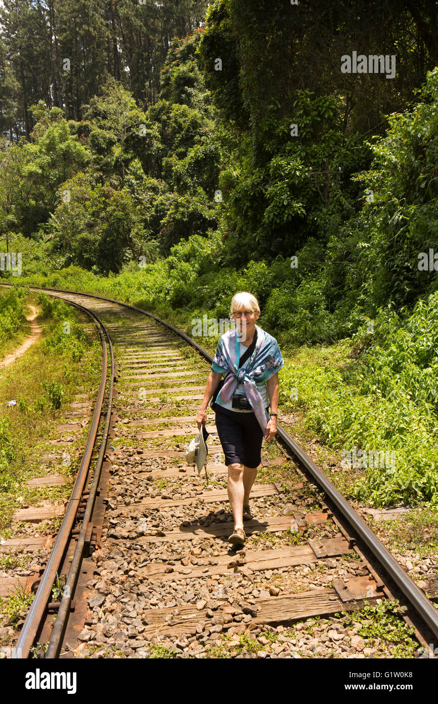 Sri Lanka, Ella, Demodara, senior donna passeggiate turistiche su raiway vie Foto Stock