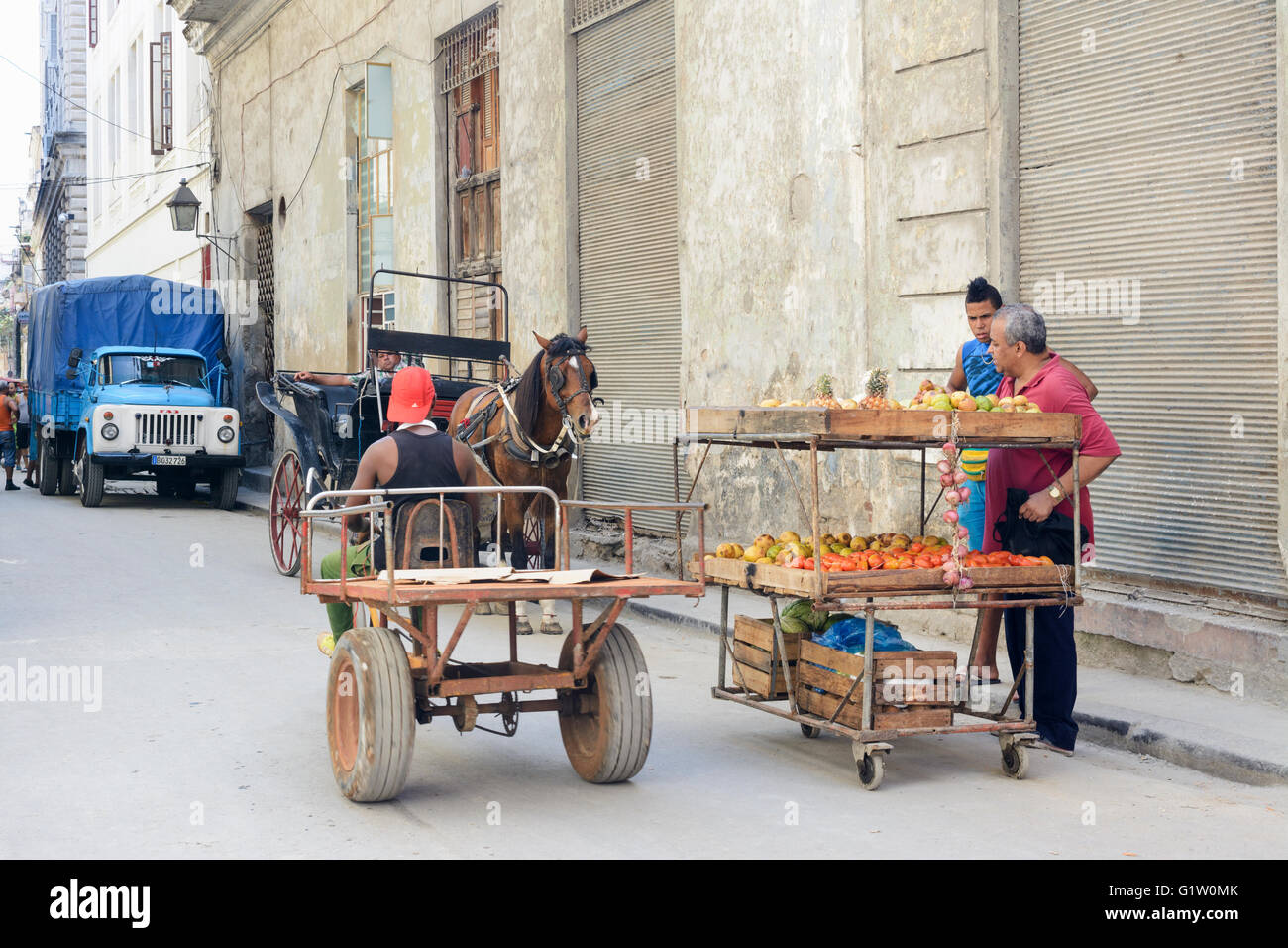 Una tipica scena di strada a l'Avana Vecchia, Havana, Cuba Foto Stock