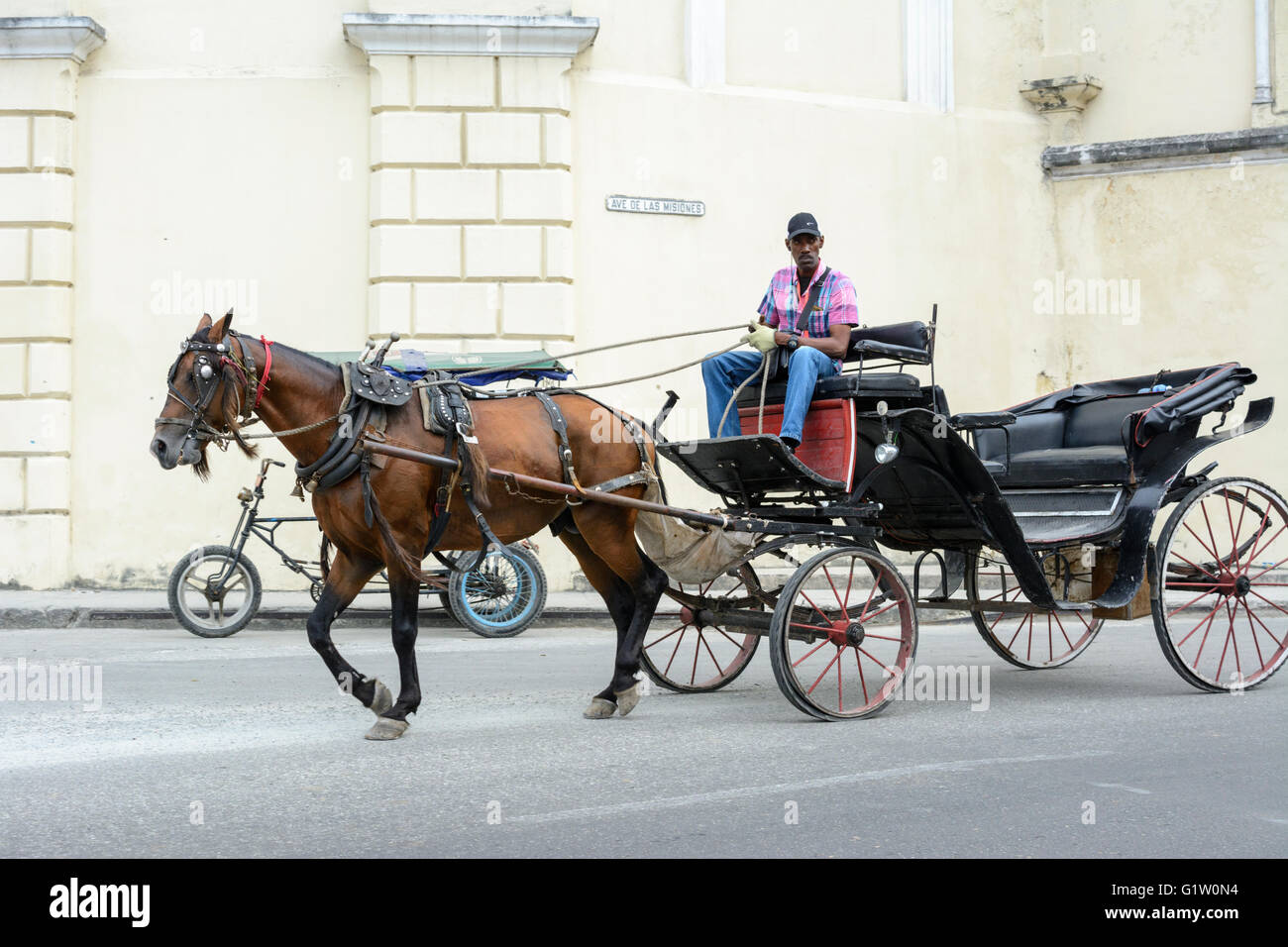 Carro trainato da cavalli e Taxi driver in Havana, Cuba Foto Stock
