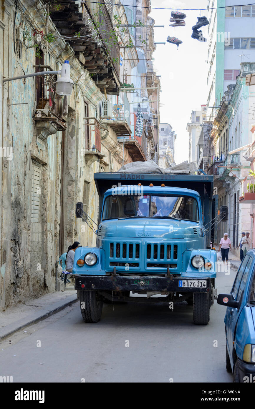 Un camion della spazzatura negozia le stradine della Vecchia Havana, Havana, Cuba Foto Stock