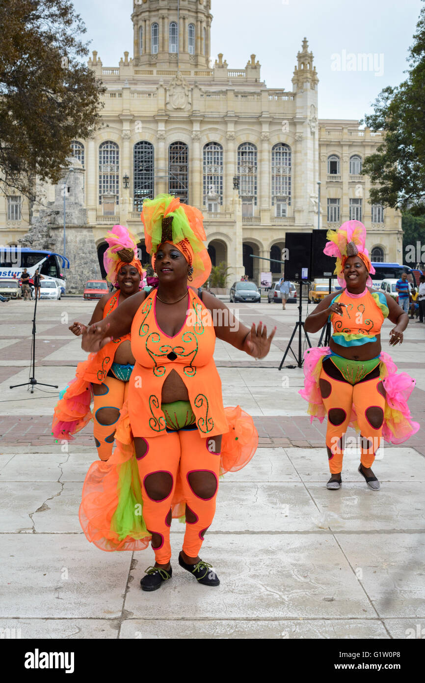 Artisti di strada intrattengono i turisti e i locali con un week-end libero prestazioni a Plaza 13 de marzo, l'Avana Vecchia Havana, Cuba Foto Stock