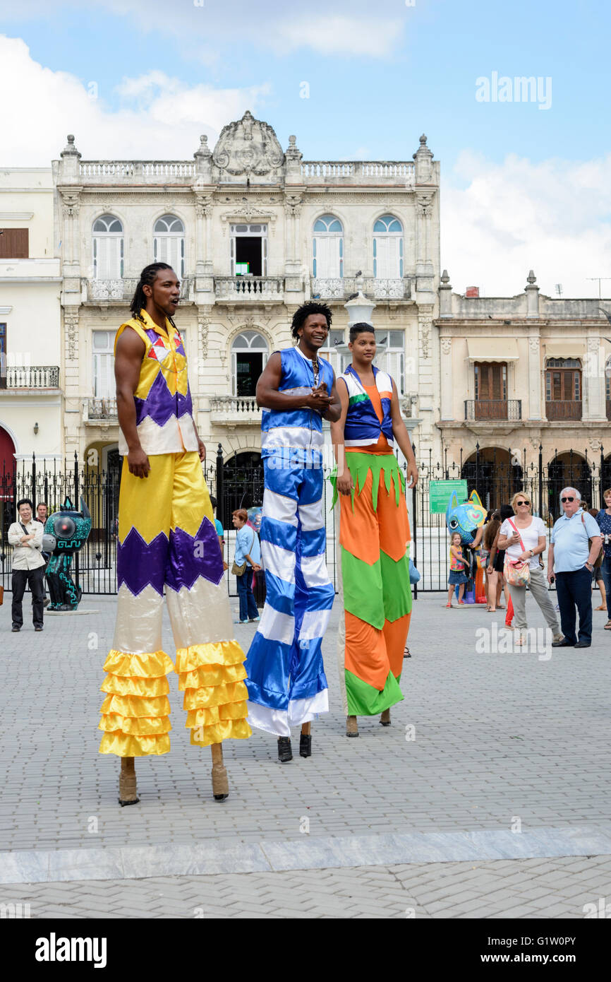 Artisti di strada ballo su palafitte in Plaza Vieja (la piazza vecchia), Habana (l'Avana, Cuba Foto Stock
