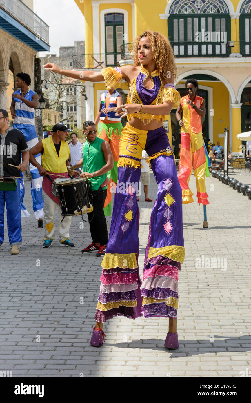 Artisti di strada ballo su palafitte in Plaza Vieja (la piazza vecchia), Habana (l'Avana, Cuba Foto Stock