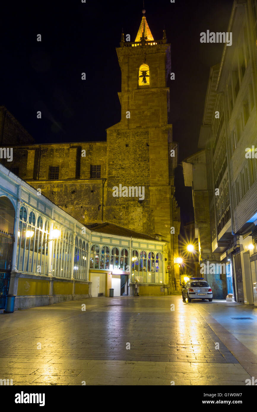 Vista notturna della famosa città di Vigo, Spagna Foto Stock