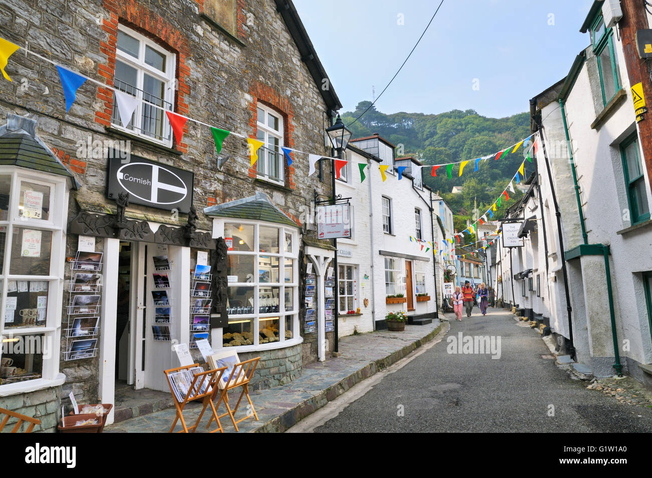 Polperro, Cornwall, Regno Unito. Negozio di articoli da regalo e casette imbiancate nel Lansallos Street Foto Stock