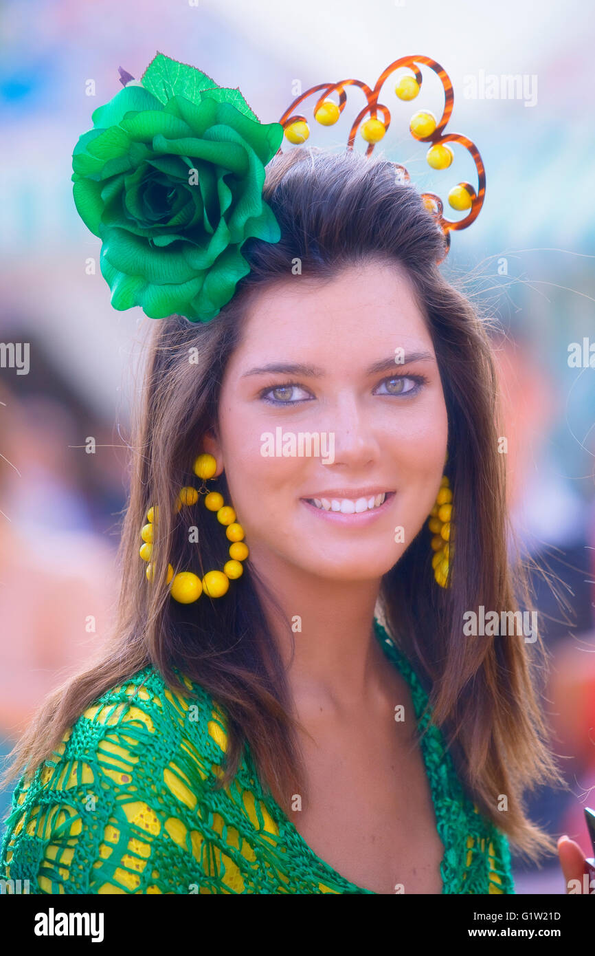 Giovane donna in traditostume, Spainional abito in Feria de Sevilla Foto Stock