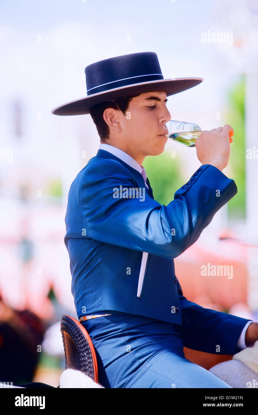 Giovane uomo in abito tradizionale a Feria de Sevilla Foto Stock