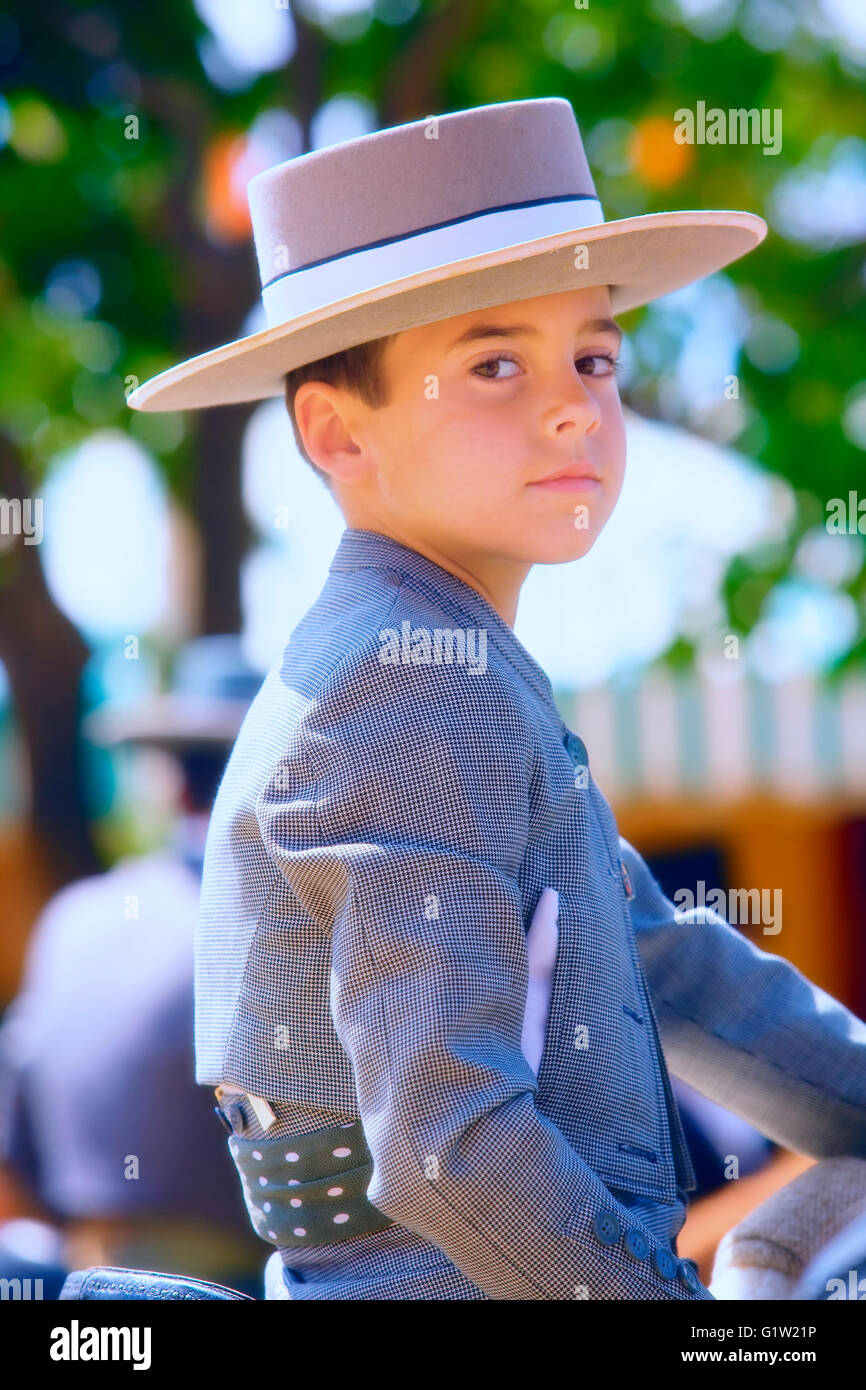 Giovane uomo in abito tradizionale a Feria de Sevilla Foto Stock