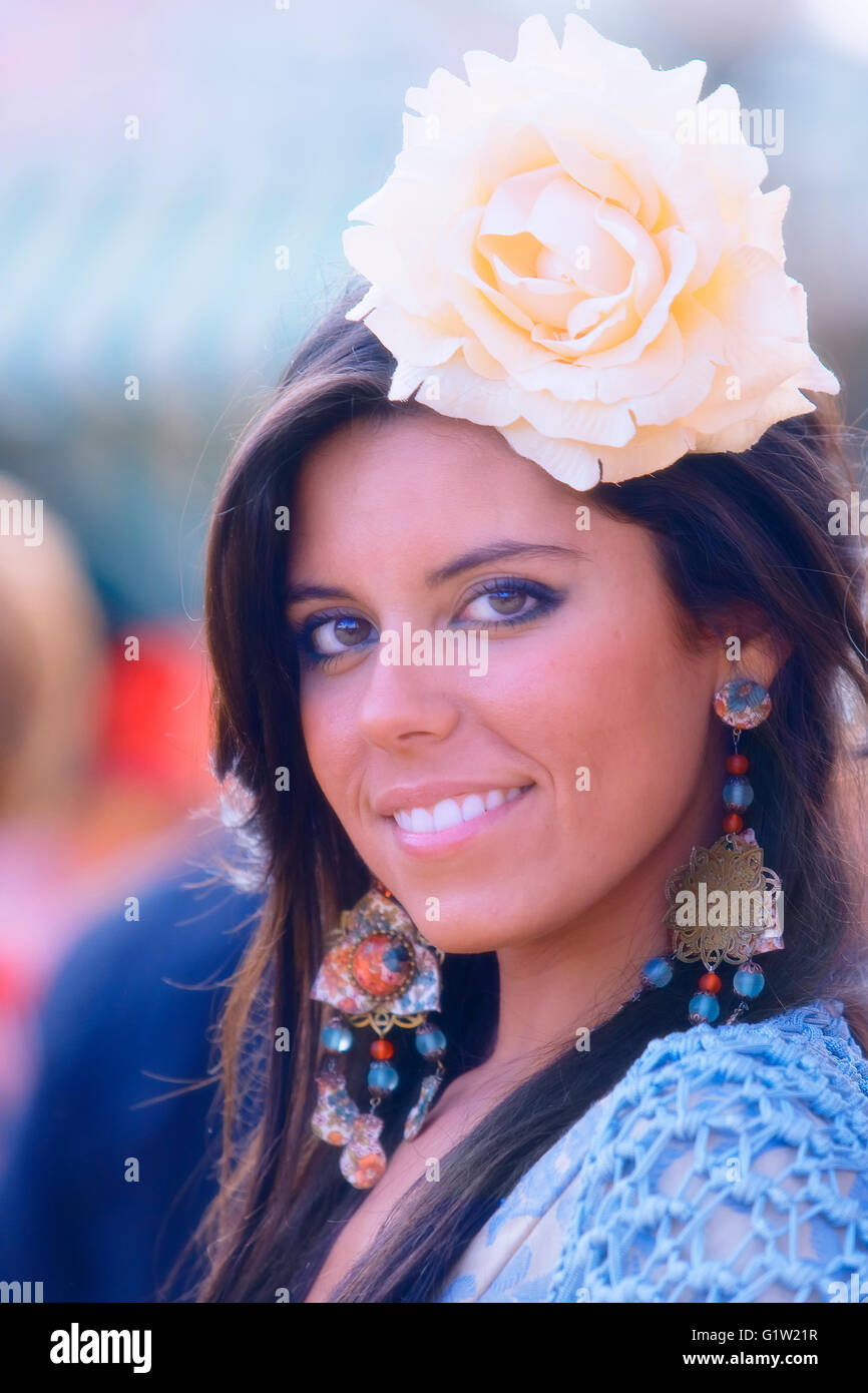 Giovane donna in abito tradizionale a Feria de Sevilla Foto Stock