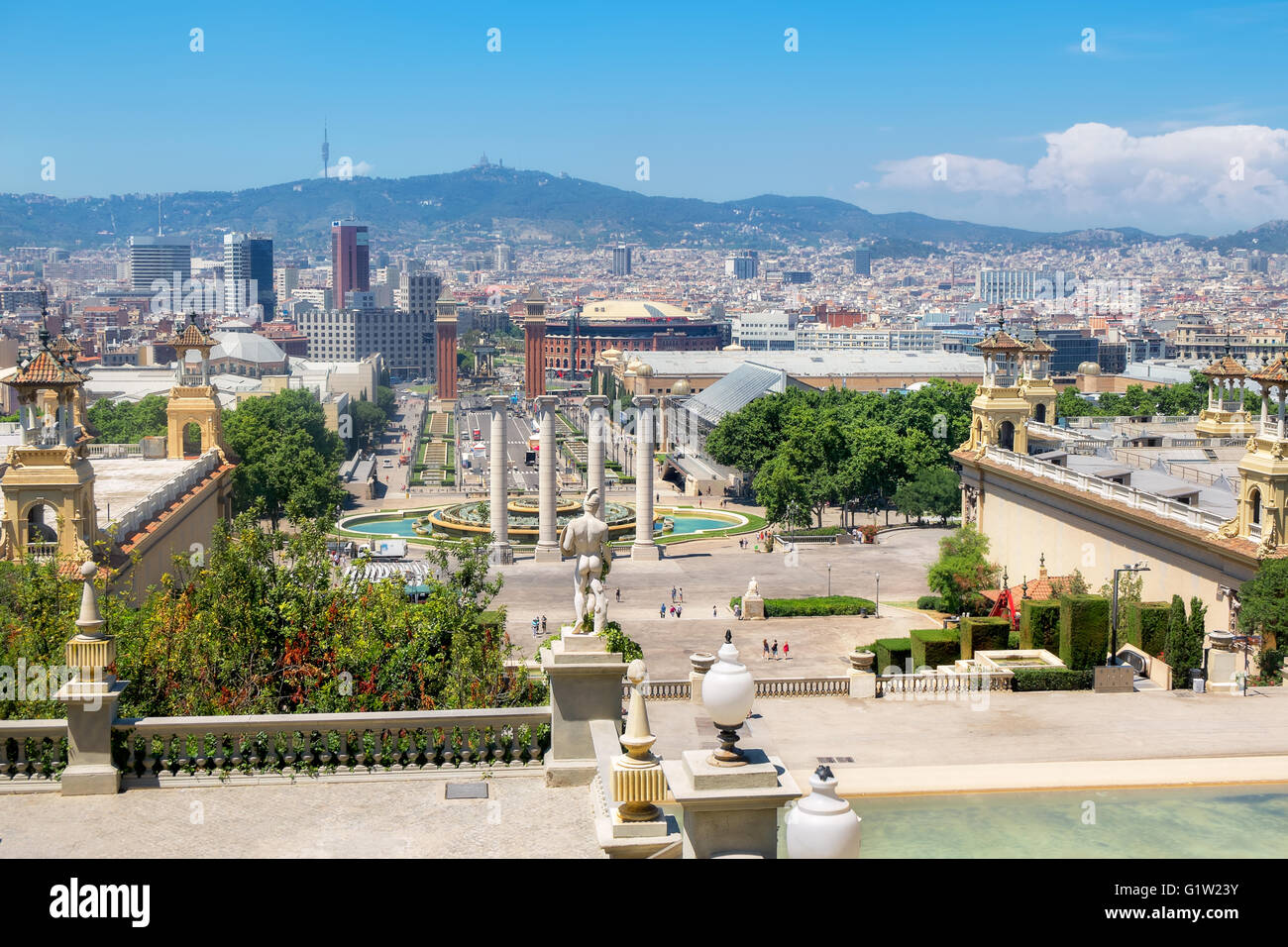 Vista della Piazza Espanya dalla collina di Montjuic. Barcelona, Spagna Foto Stock