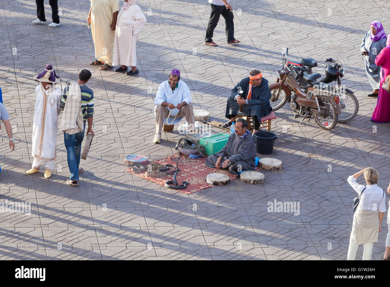 Il serpente incantatore sulla piazza Djemma al Fna, Marrakech, Marocco Foto Stock