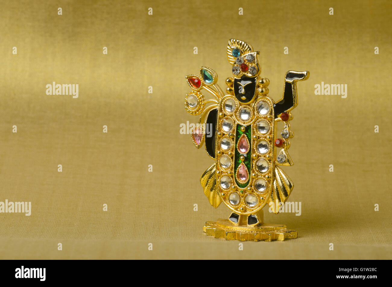 Idolo di piccole dimensioni (miniatura) di tirupati sullo sfondo dorato, studio shot di Pune, Maharashtra, India Foto Stock