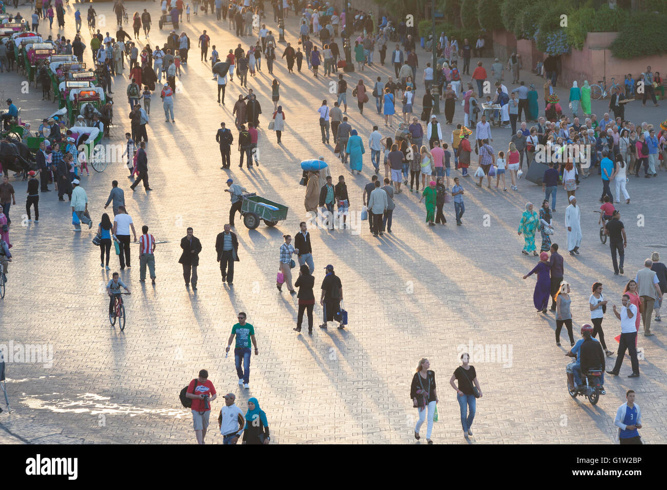 Persone in piazza Jemaa el Fna a Marrakech, Marocco Foto Stock