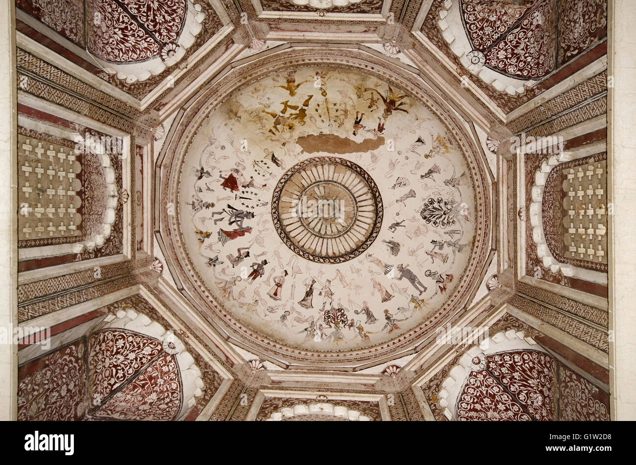 Mitologici dipinti sul soffitto del chhatri dei maharaja parikshat, 7 raja di datia (1801 1839), datia, madhya prad Foto Stock