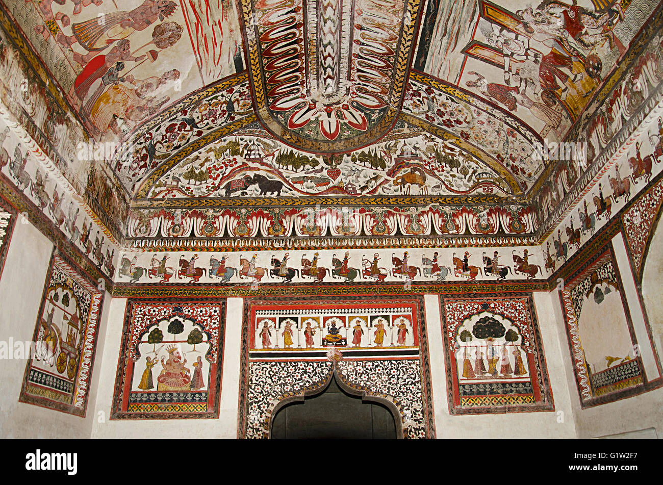 Mitologici dipinti sul soffitto di Raj Mahal, Orchha Palace (Forte) complesso, Madhya Pradesh, India Foto Stock